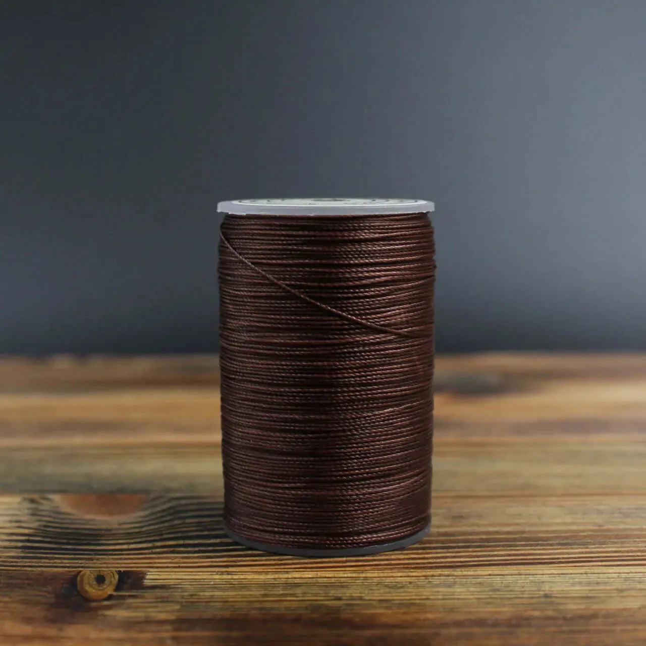 Gewachstes Nähgarn in Dunkelbraun, 0,45 mm Dicke, 80 m – ideal für Lederhandwerk und DIY-Projekte.