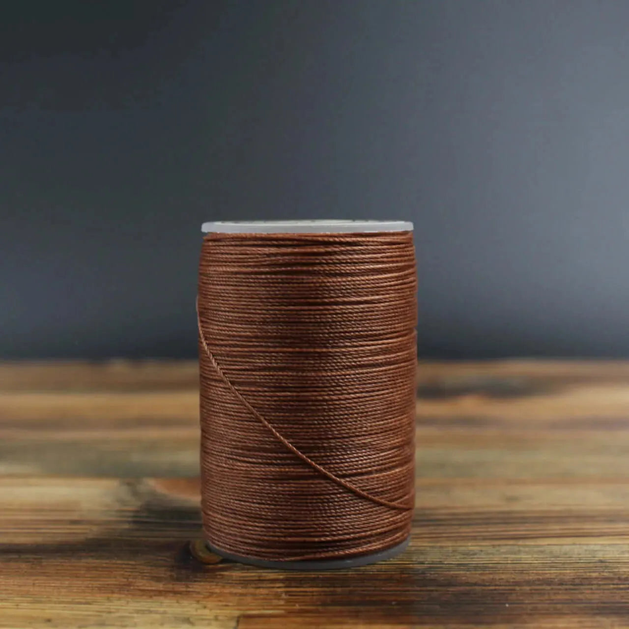 Gewachstes Nähgarn in Braun, 0,45 mm Dicke, ideal für Lederhandwerk, 80 m für kreative DIY-Projekte.