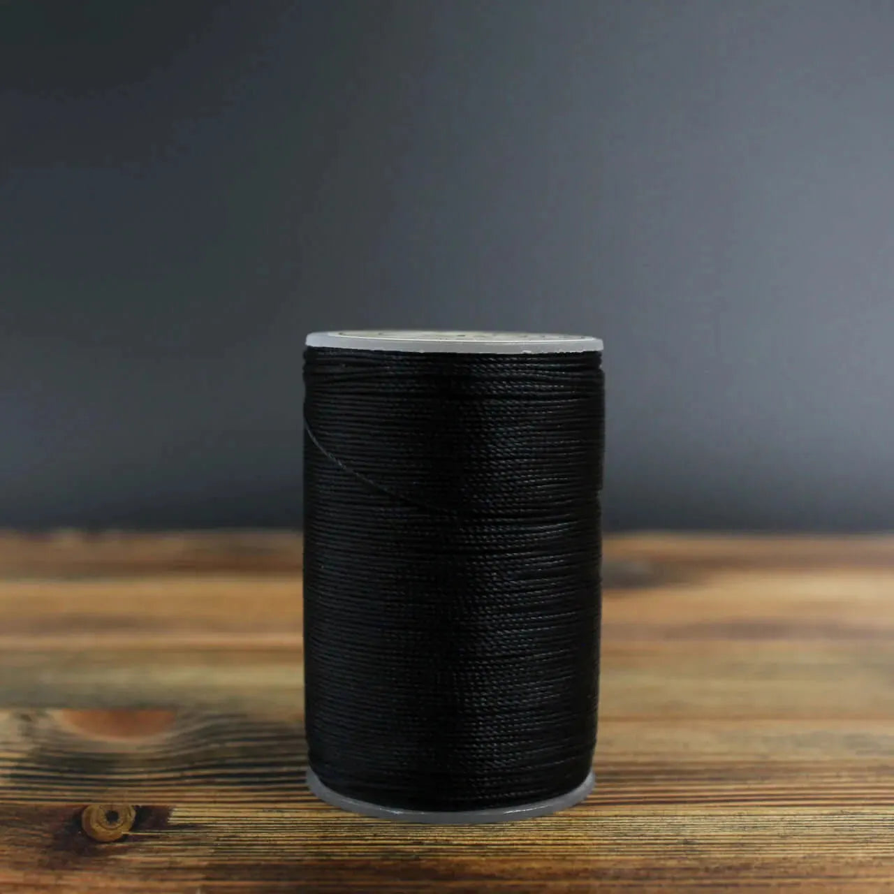 Gewachstes Nähgarn in schwarz, 0,45 mm dick, 80 Meter für Lederhandwerk und DIY-Projekte.