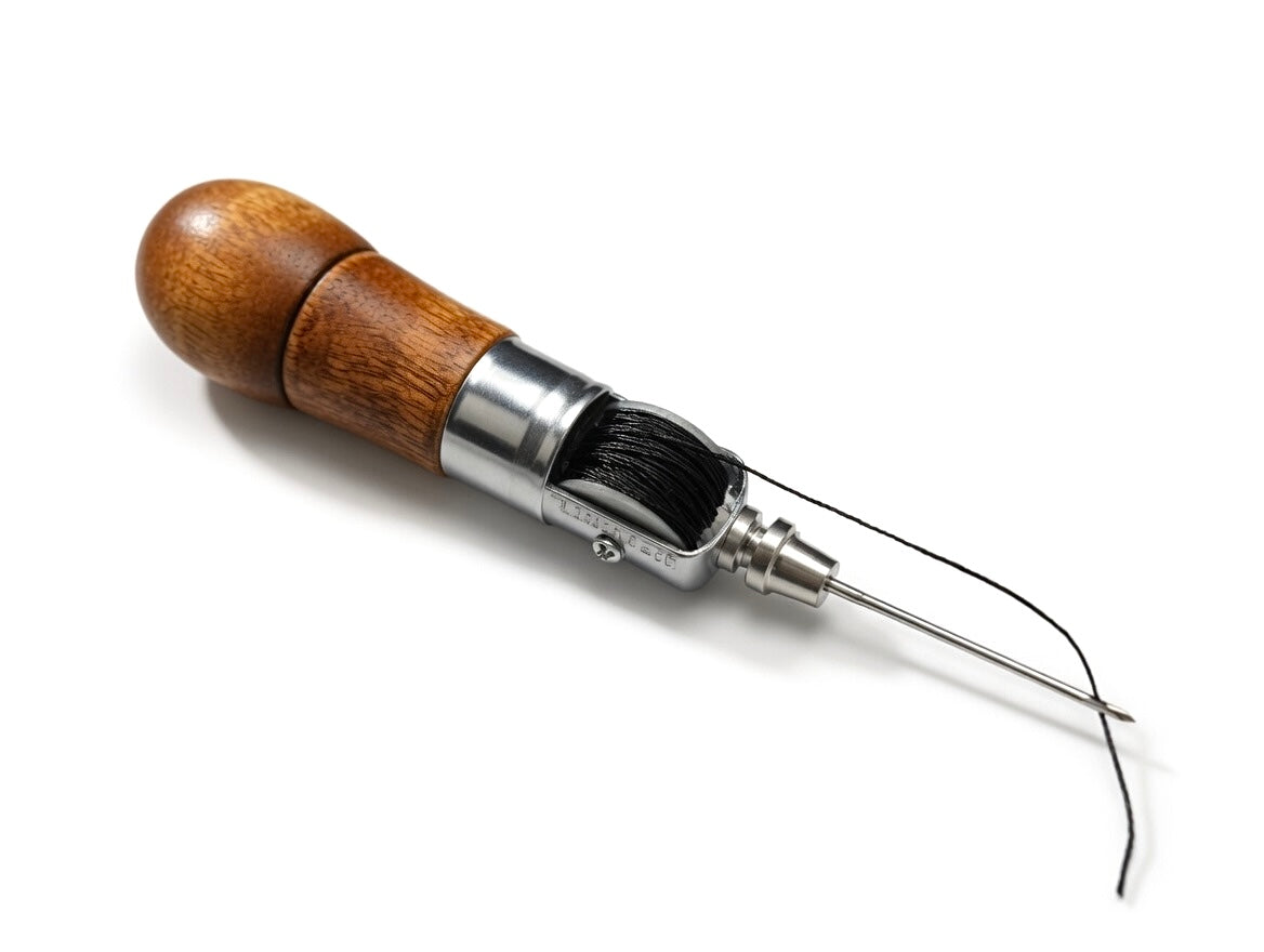 Ahle mit Holzgriff und Nadel mit Faden, Lederwerkzeug für Handwerk und Bastelarbeiten