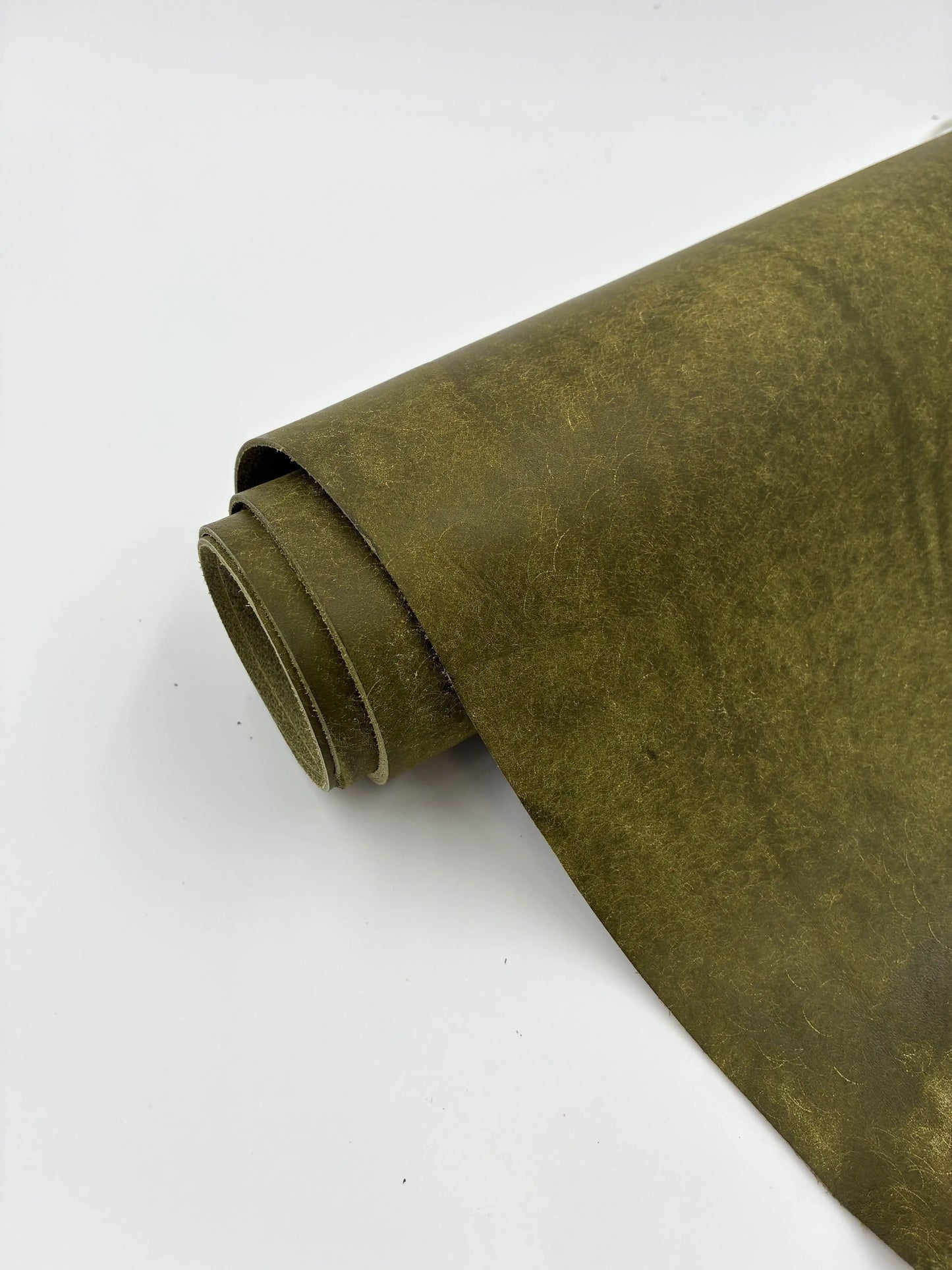 Olivgrünes Leder in Rollenform, ideal für Handwerker und Bastlerprojekte