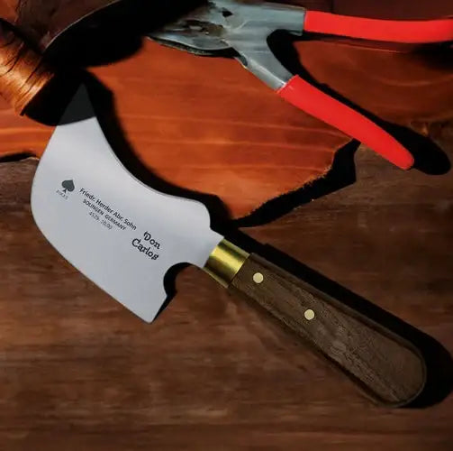 Lederwerkzeug Don Carlos Messer mit Holzgriff auf Leder – ideal für Bastler & Handwerker