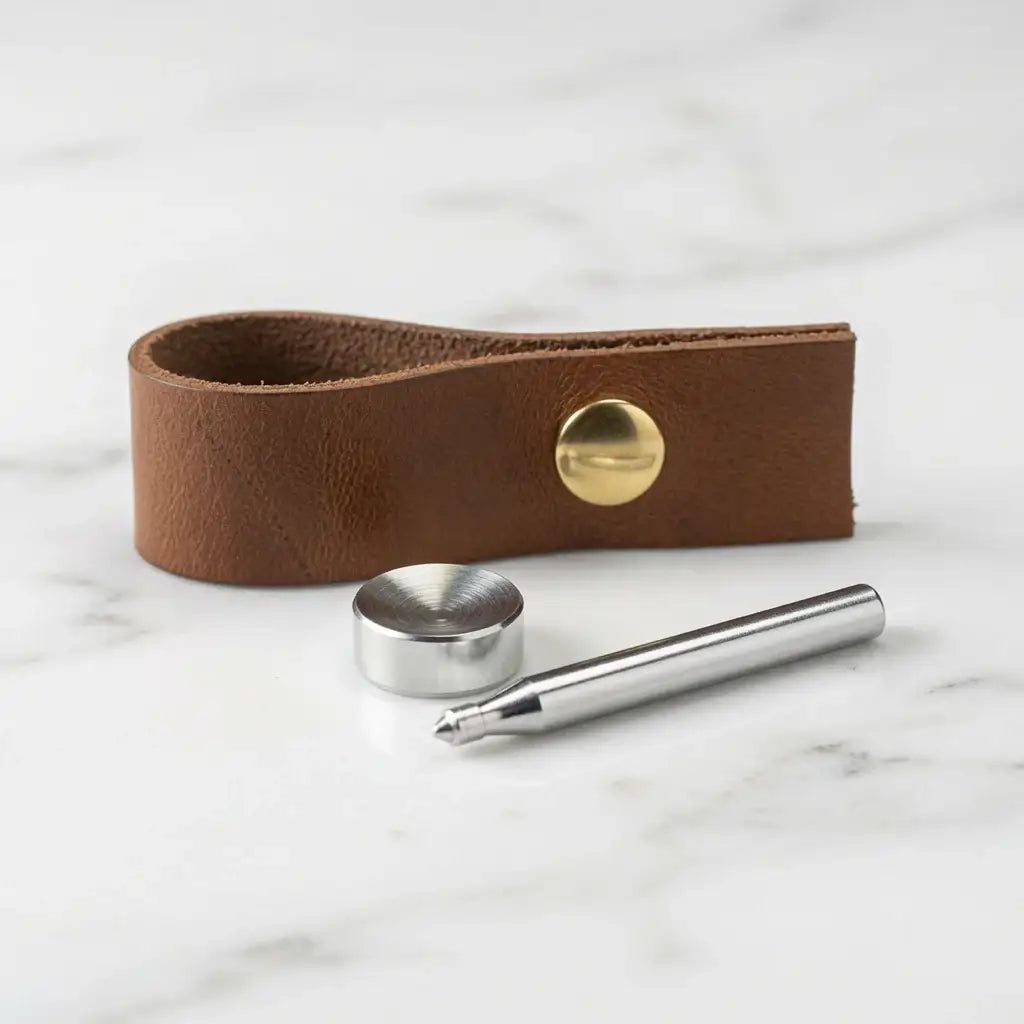 Lederwerkzeug mit braunem Lederband und Metallstift für präzise Lederbearbeitung