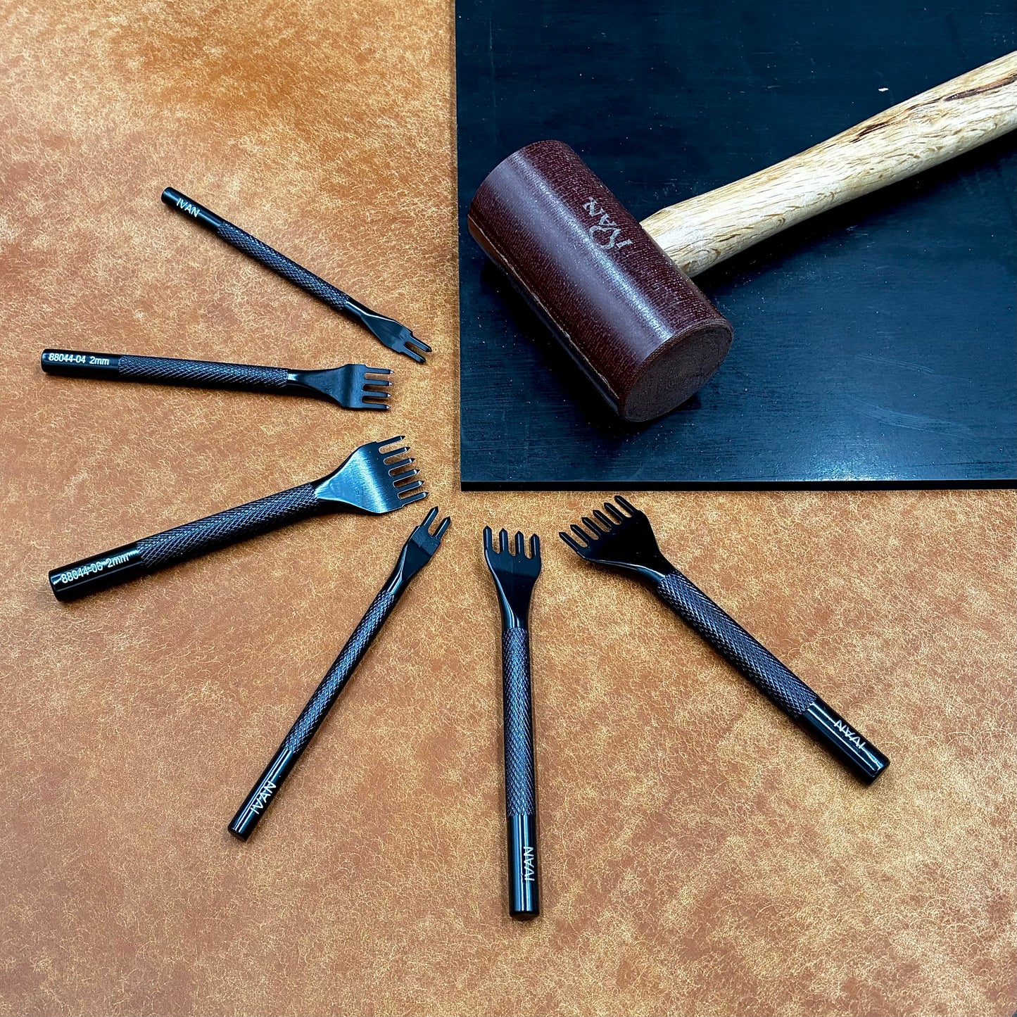 Lederwerkzeuge: Diamantlocheisen und Hammer für Lederprojekte