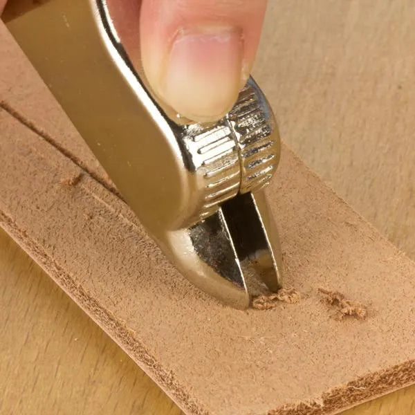 Lederwerkzeug schneidet braunes Leder präzise – ideal für Bastler & Handwerker