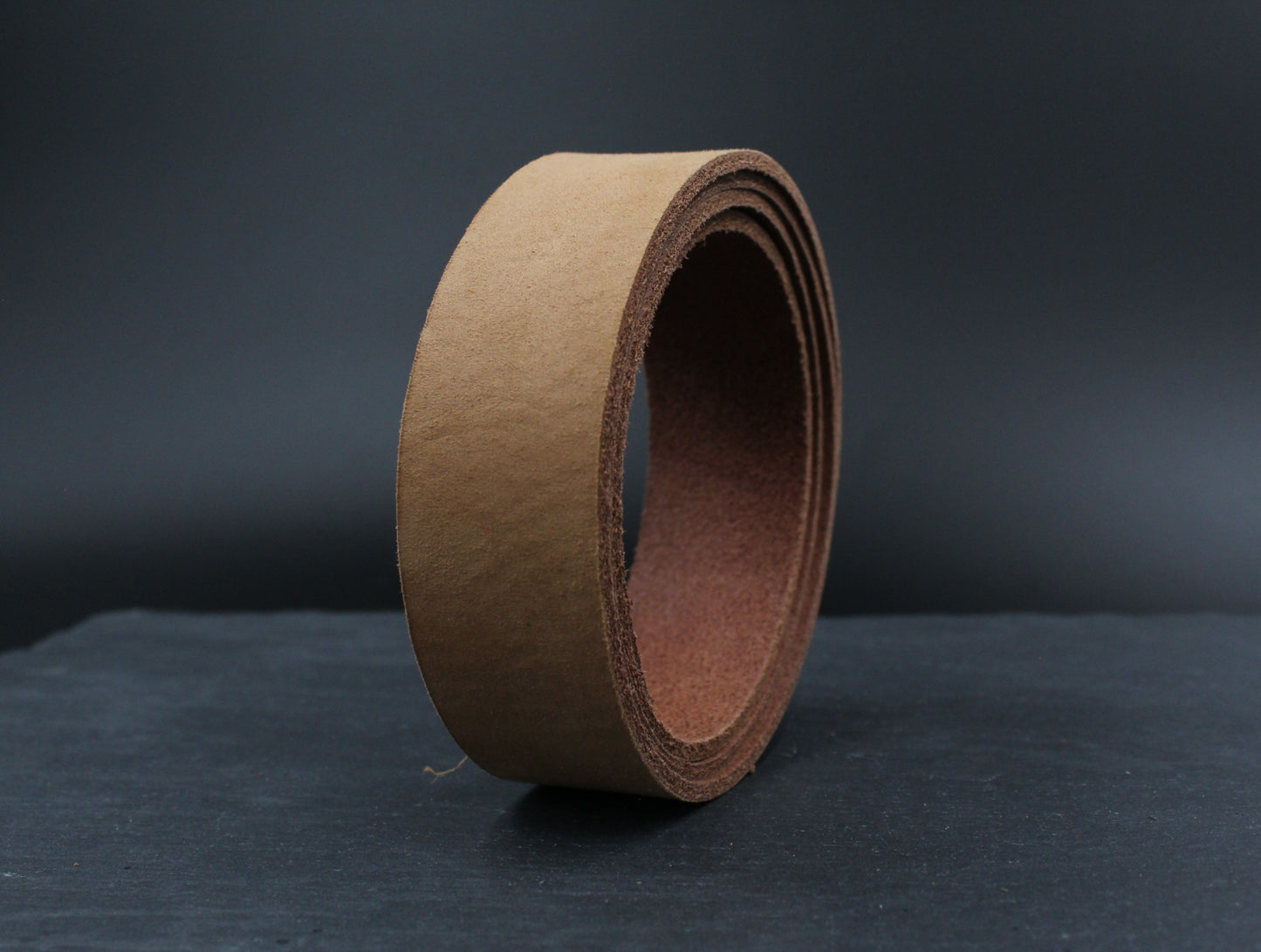 Velouroptik Lederriemen in Camel auf Rolle