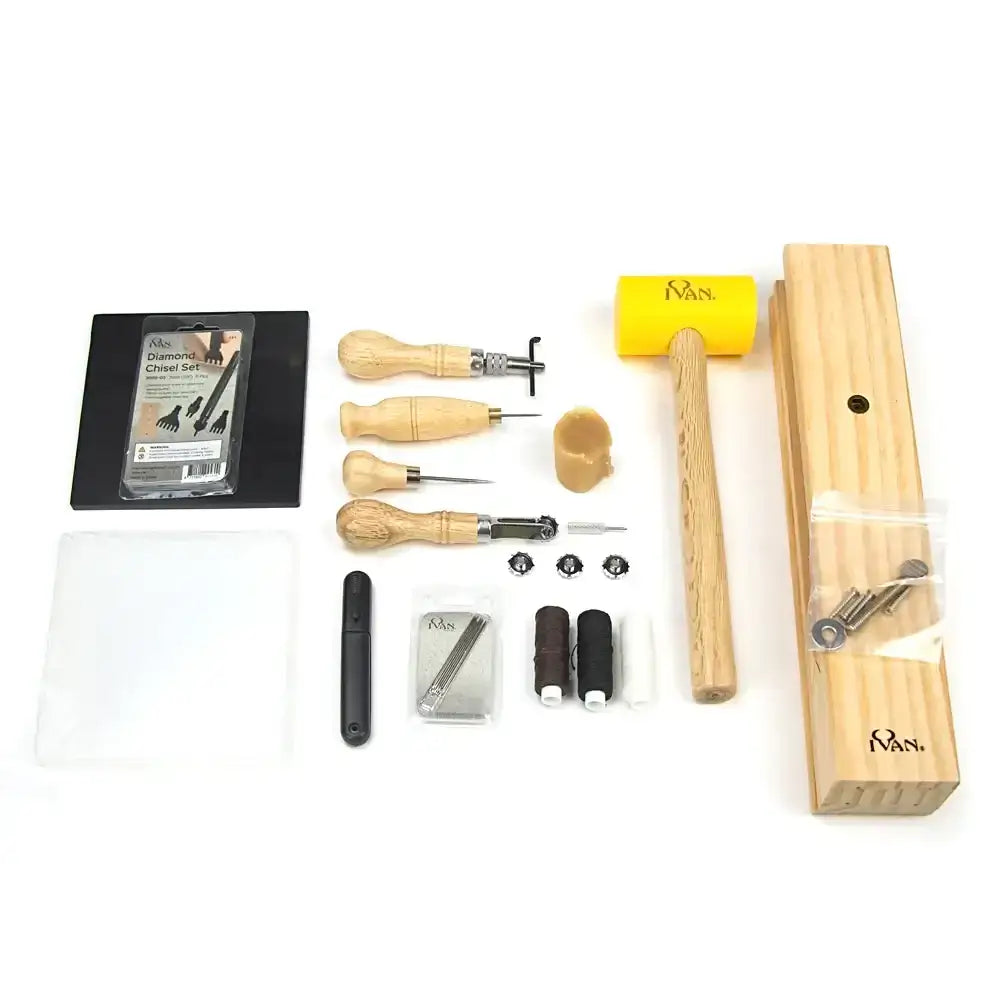 Lederwerkzeug Set mit Holzhammer, Ahlen, Nähgarn, Diamantmeißel und Zubehör auf weißem Hintergrund
