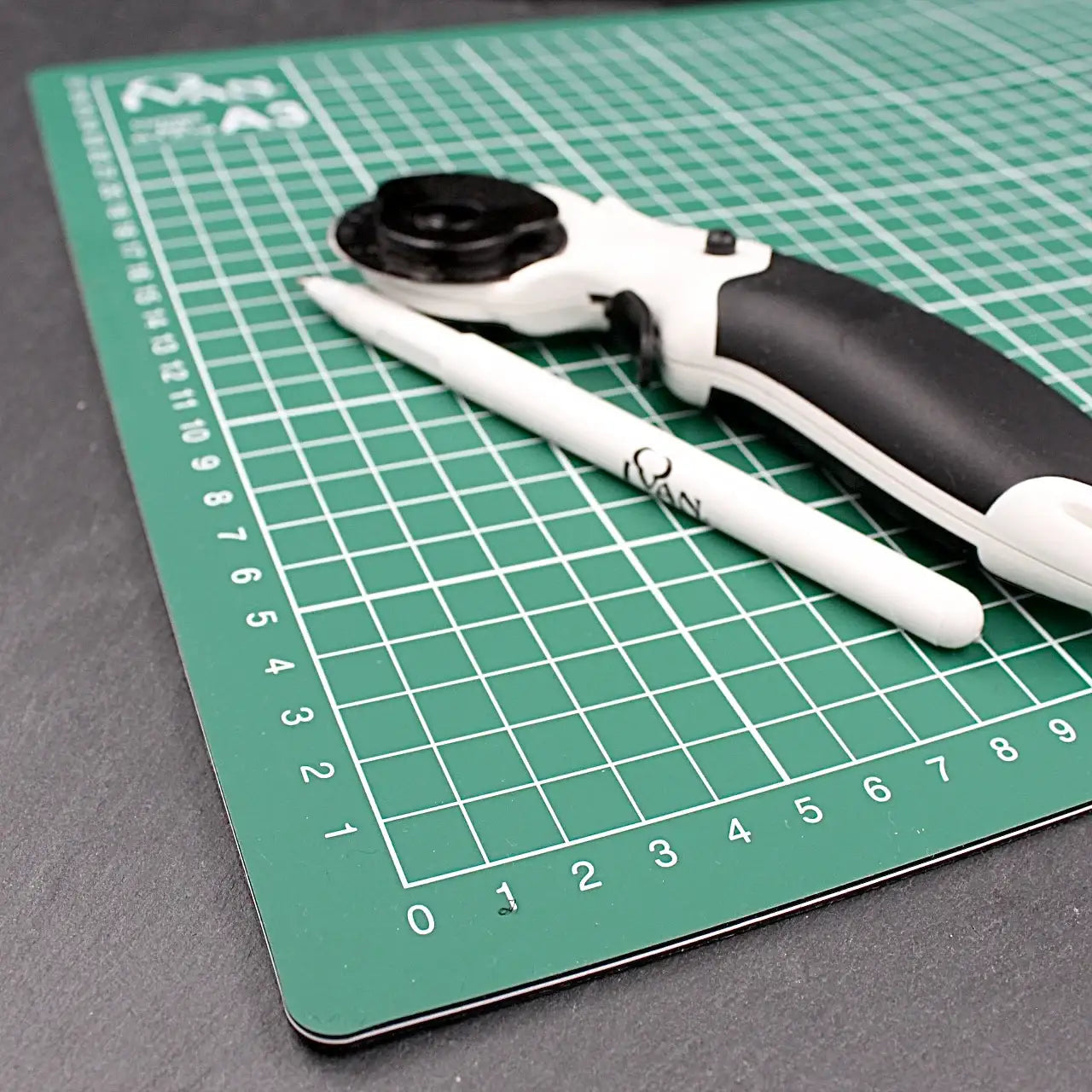 Schneidematte mit Rollschneider und Stift, Leder Werkzeug für Handwerker und Bastler