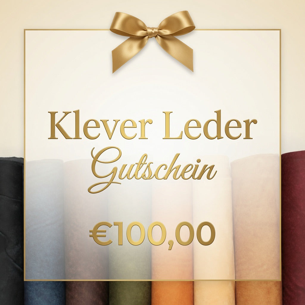 Klever Leder Geschenkgutschein 100 Euro - Premium Gutschein mit Lederrollen-Hintergrund. Eleganter Geschenkgutschein für Lederwaren.