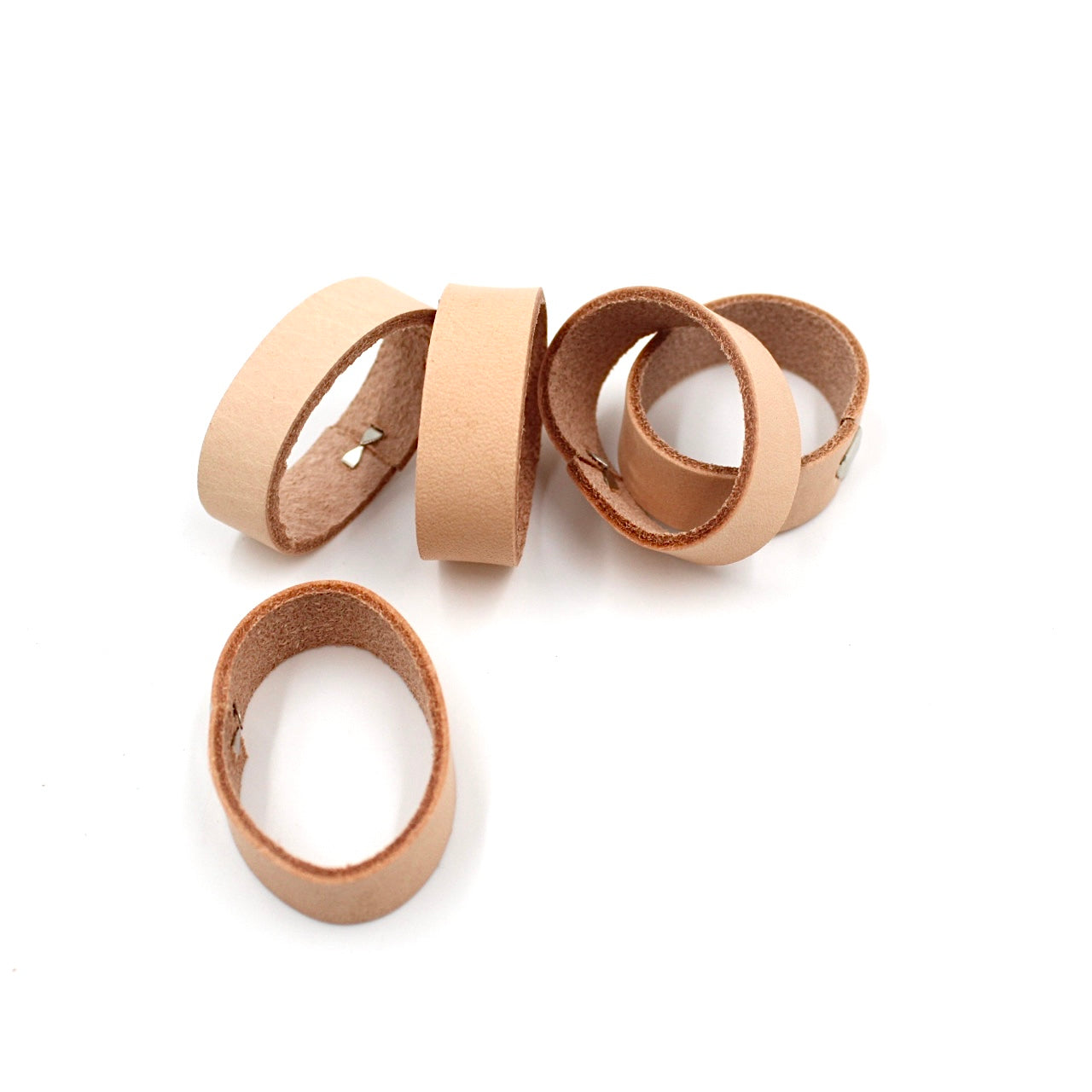 Naturfarbenes Lederband für Armbänder, ideal für Lederprojekte und Basteln mit Leder