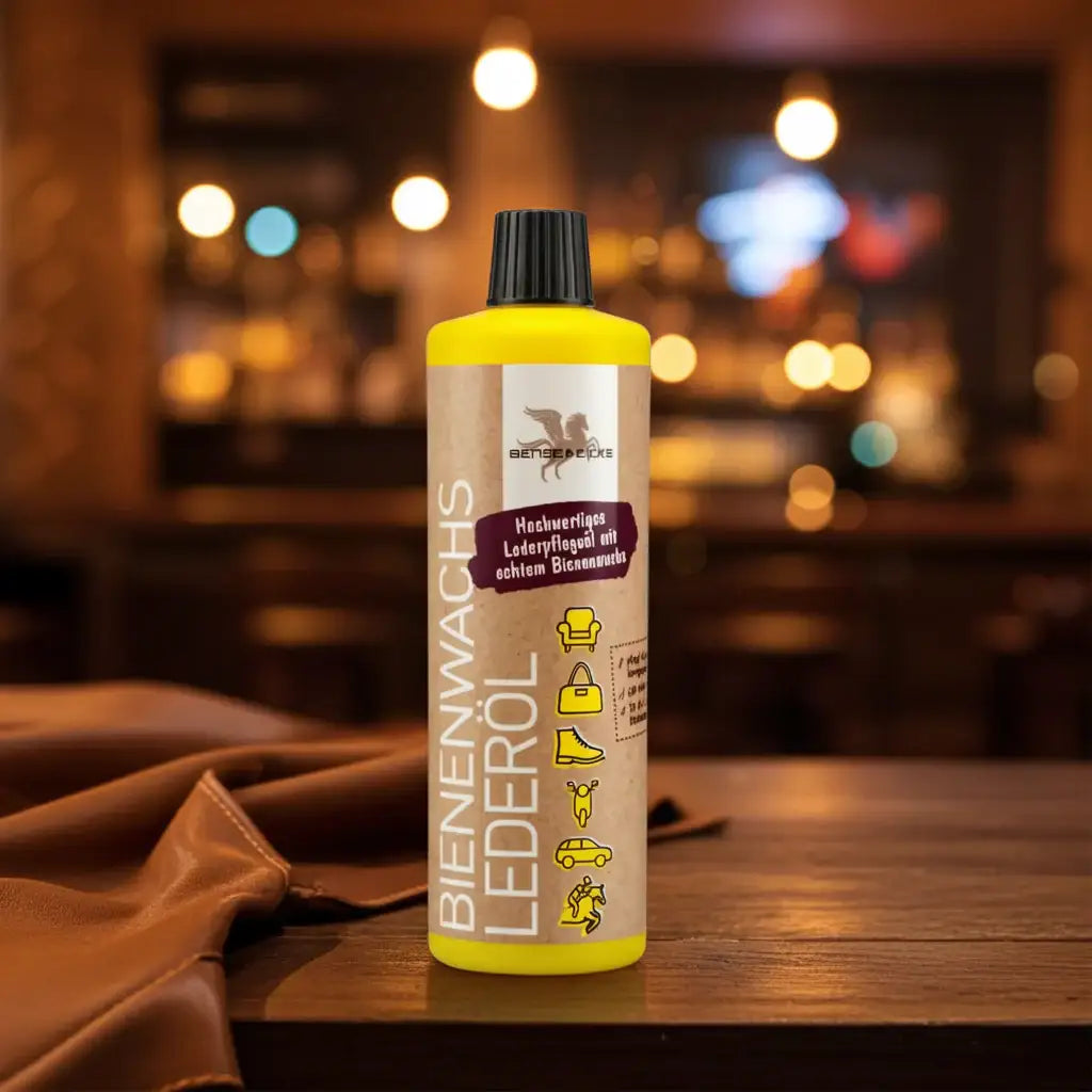 Flasche Bienenwachs Lederöl auf Holztisch, Lederpflege für Taschen, Schuhe und Möbel