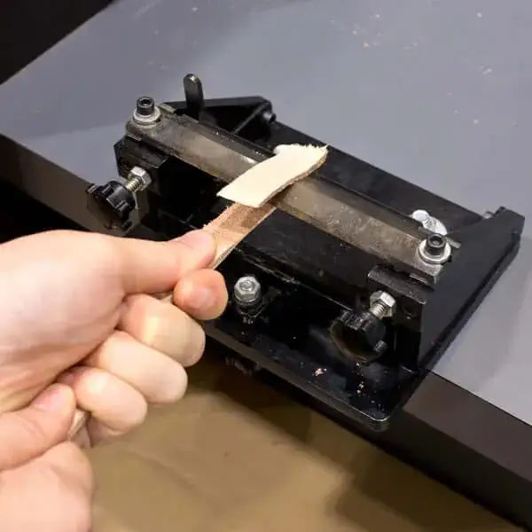 Ivan Lederspaltmaschine Basic in Aktion, Leder wird präzise gespalten für hochwertiges Handwerk.