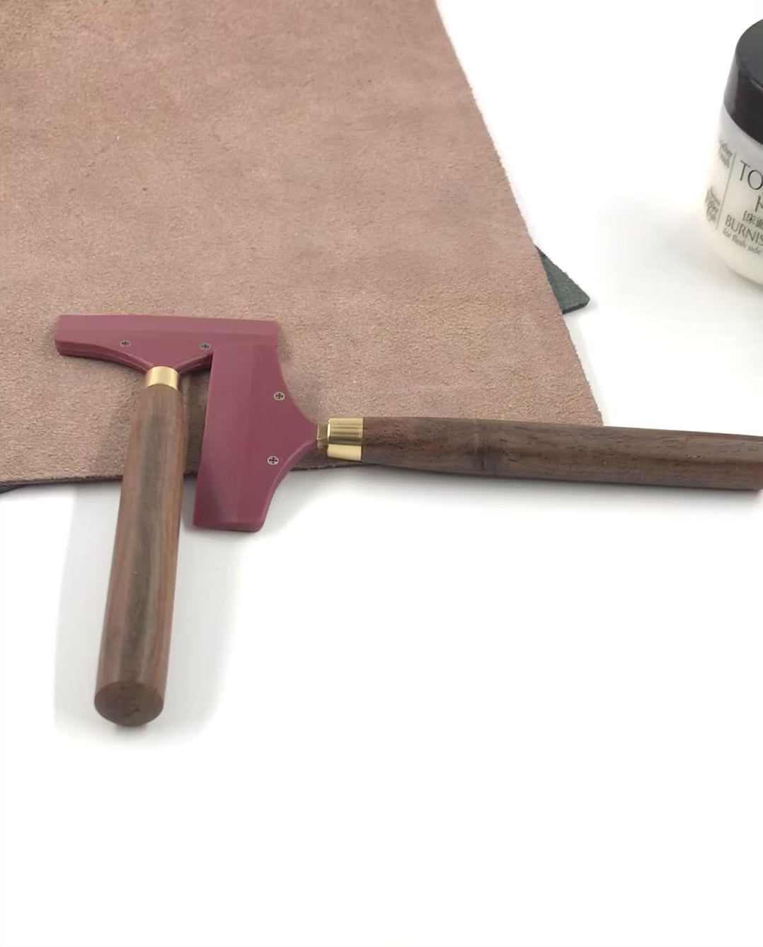 Video: Sandelholz Applikator im Einsatz – präzises Auftragen von Tokonole und Burnishing Gum auf Lederkanten.