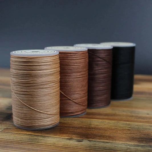 Gewachstes Nähgarn in vier Farben auf Spulen, ideal für Lederhandwerk und DIY-Projekte, 80 m lang.