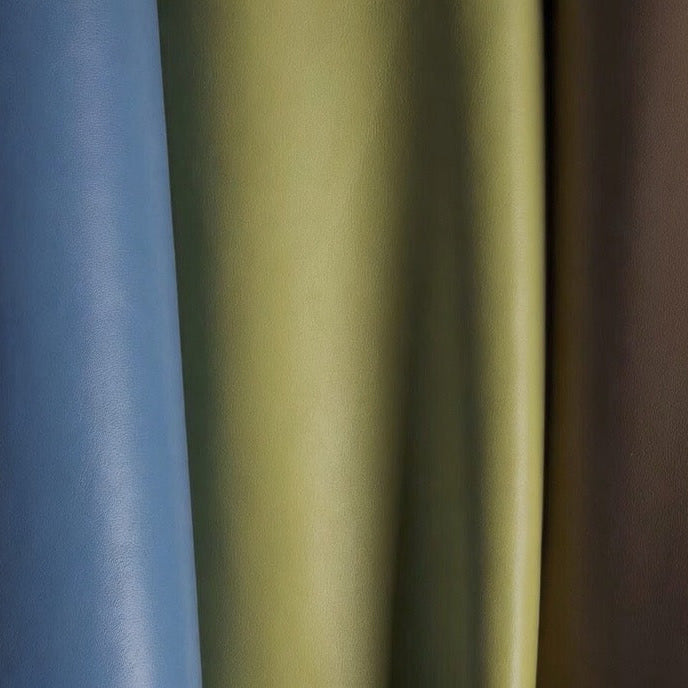 Mehrere glatte Lederstücke in Blau, Grün und Braun, hochwertiges Echtleder Material