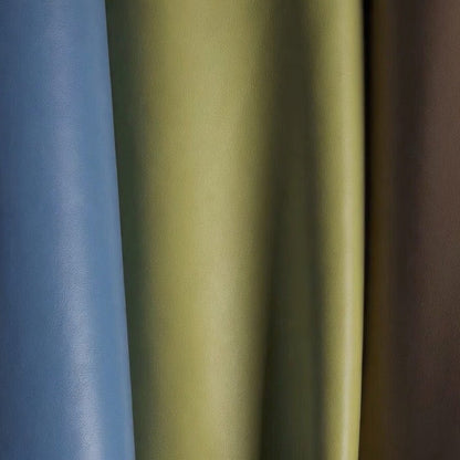 Mehrere glatte Lederstücke in Blau, Grün und Braun, hochwertiges Echtleder Material