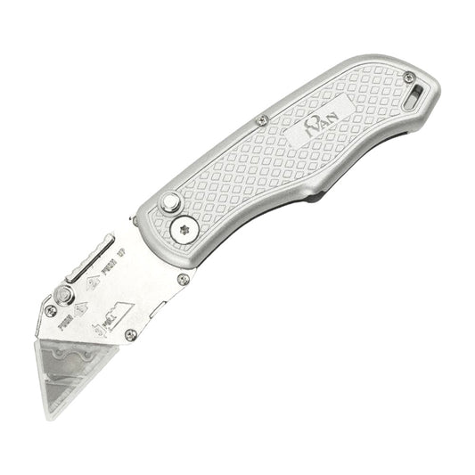 Metallisches Cuttermesser mit auswechselbarer Klinge für Lederarbeiten auf weißem Hintergrund