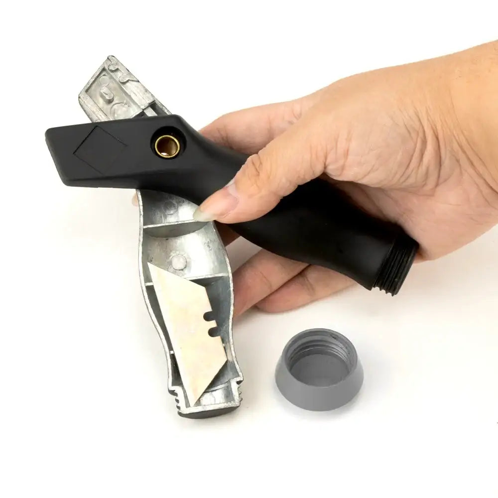 Hand hält Lederwerkzeug mit Ersatzklinge und Schutzkappe – ideal für präzises Schneiden & Basteln