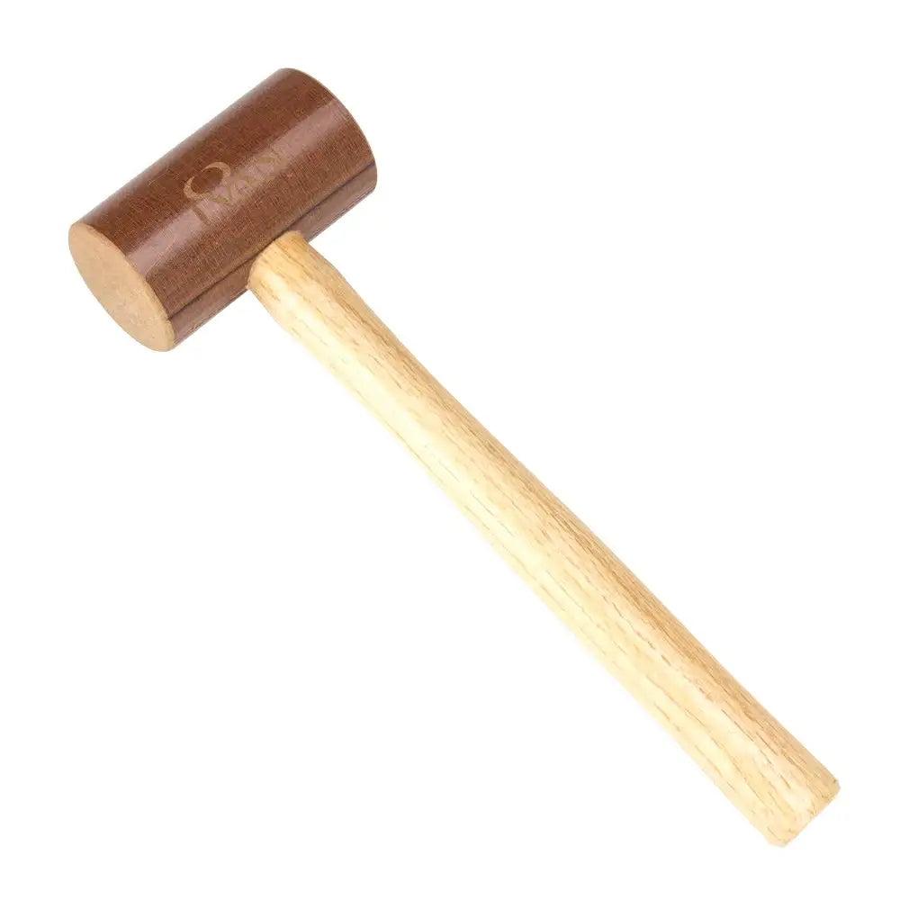 Holzhammer mit rundem Kopf, Lederwerkzeug für Handwerker auf weißem Hintergrund