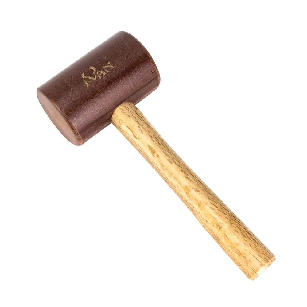 Holzhammer mit rundem Kopf, Lederwerkzeug für Handarbeiten, auf weißem Hintergrund