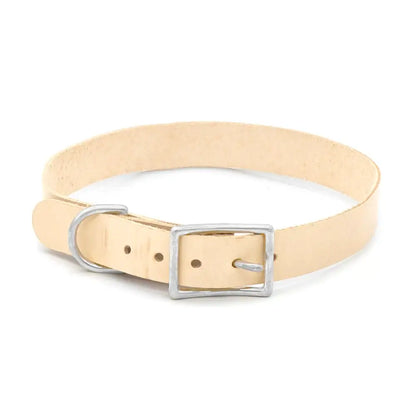 Naturfarbenes Lederhalsband mit Metallschnalle und D-Ring auf weißem Hintergrund.