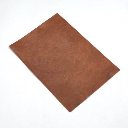 Braunes Lederstück auf weißem Hintergrund, geeignet für DIY Lederprojekte und Handwerk