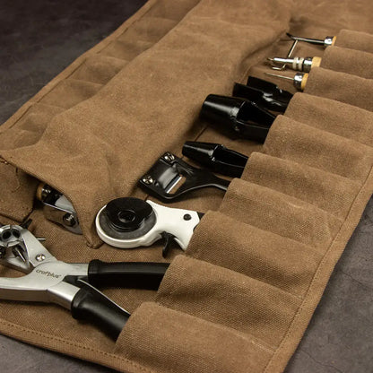 Lederwerkzeug-Set in brauner Stofftasche auf dunkler Oberfläche, ideal für Handwerker