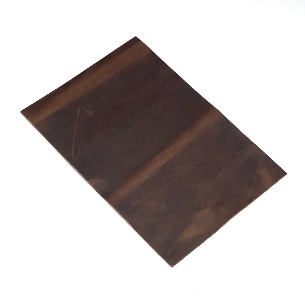 Braunes Lederstück, flach liegend, natürliche Maserung, geeignet für Lederhandwerk