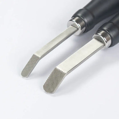 Zwei Lederwerkzeuge mit geprägter Metallspitze und schwarzem Griff auf weißem Hintergrund