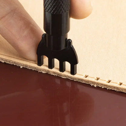 Lederwerkzeug stanzt Löcher in helles Leder für Handwerk oder Bastelarbeiten