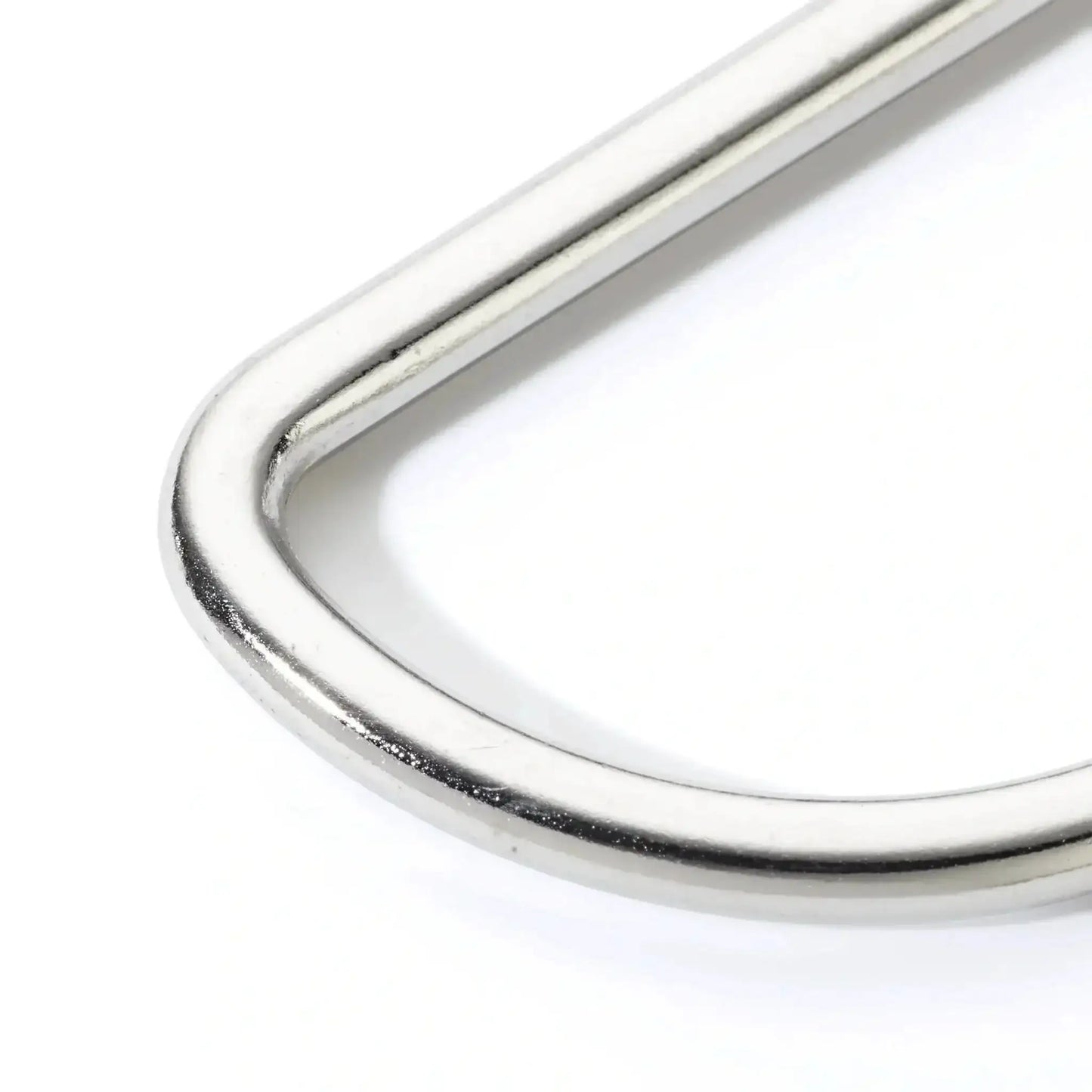Nahaufnahme von silbernem D-Ring Metallbeschlag für Leder- und Nähprojekte auf weißem Hintergrund