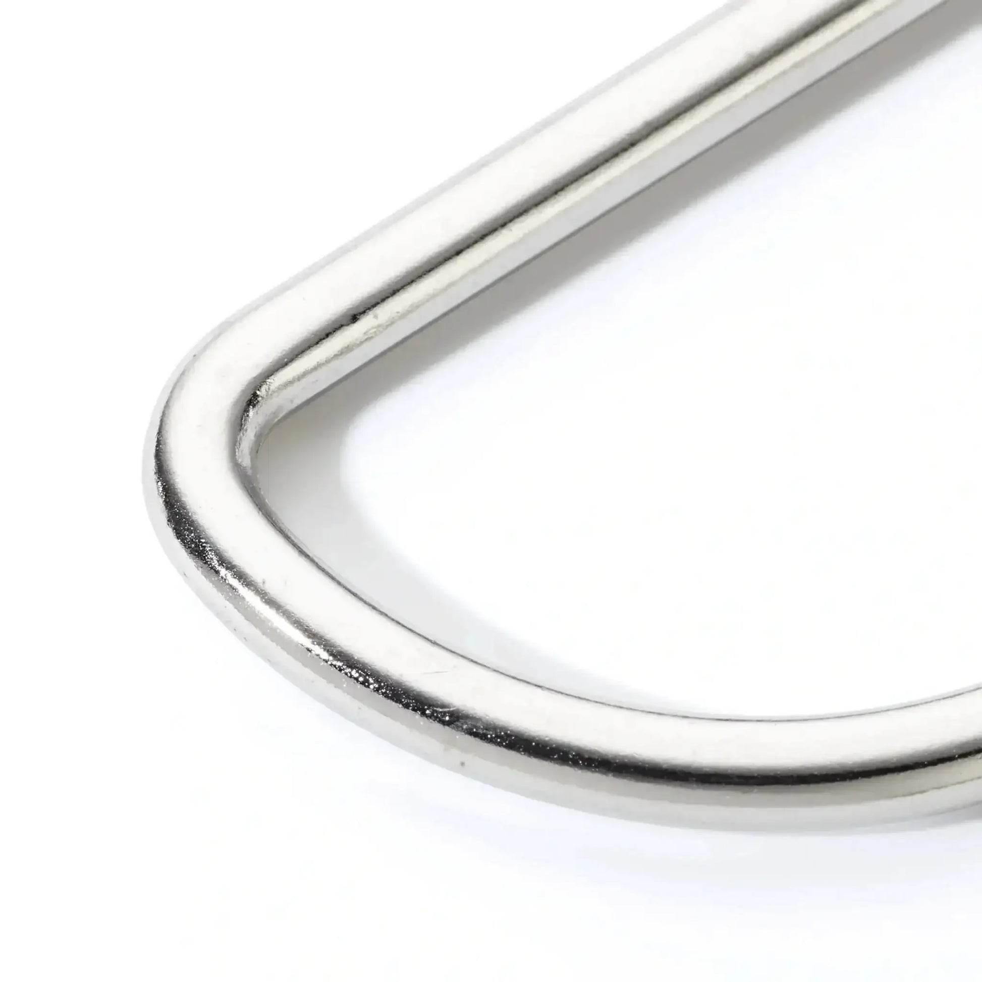 Nahaufnahme von silbernem D-Ring Metallbeschlag für Leder- und Nähprojekte auf weißem Hintergrund