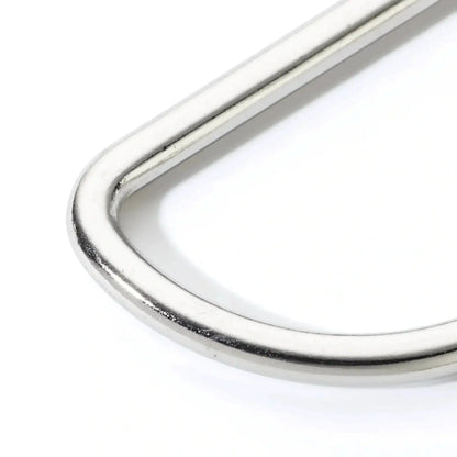 Nahaufnahme von silbernem D-Ring Metallbeschlag für Leder- und Nähprojekte auf weißem Hintergrund