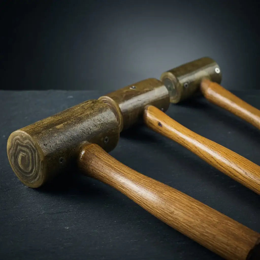 Drei robuste Lederwerkzeuge mit Holzgriffen, ideal für Lederbearbeitung auf dunklem Hintergrund