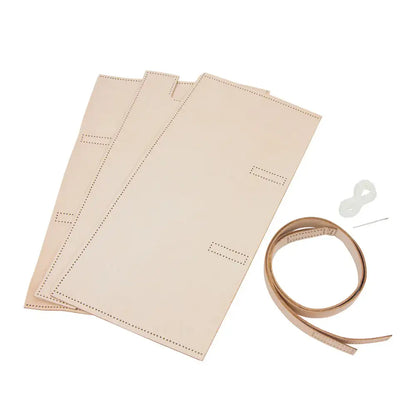 Leder DIY Set mit drei naturfarbenen Lederstücken, Lederriemen, Nadel und Faden