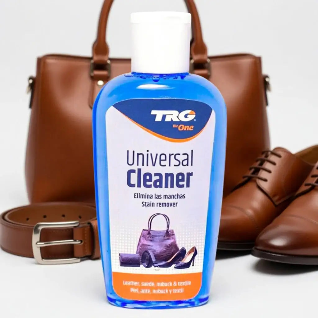Universal Lederreiniger vor brauner Ledertasche, Ledergürtel und Lederschuhen