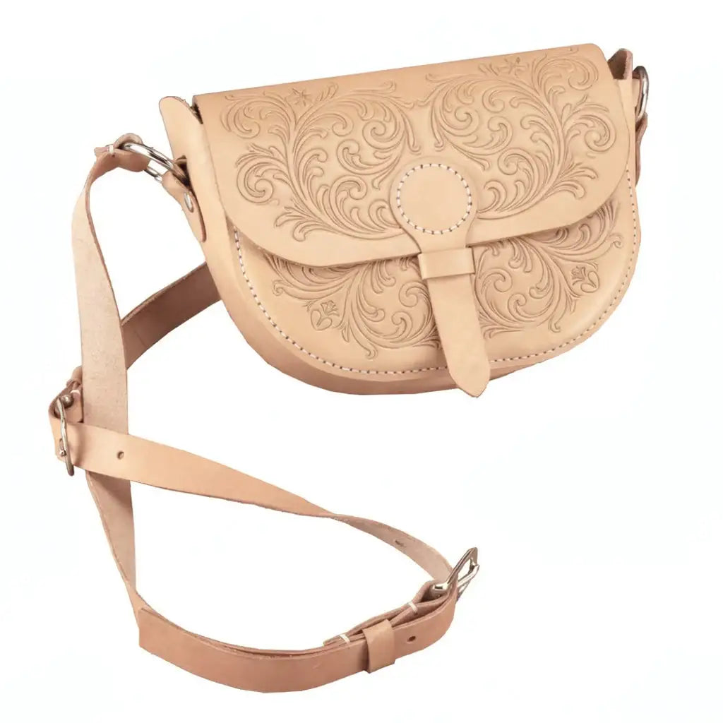 Naturfarbene Ledertasche mit floralem Muster und verstellbarem Schultergurt auf weißem Hintergrund