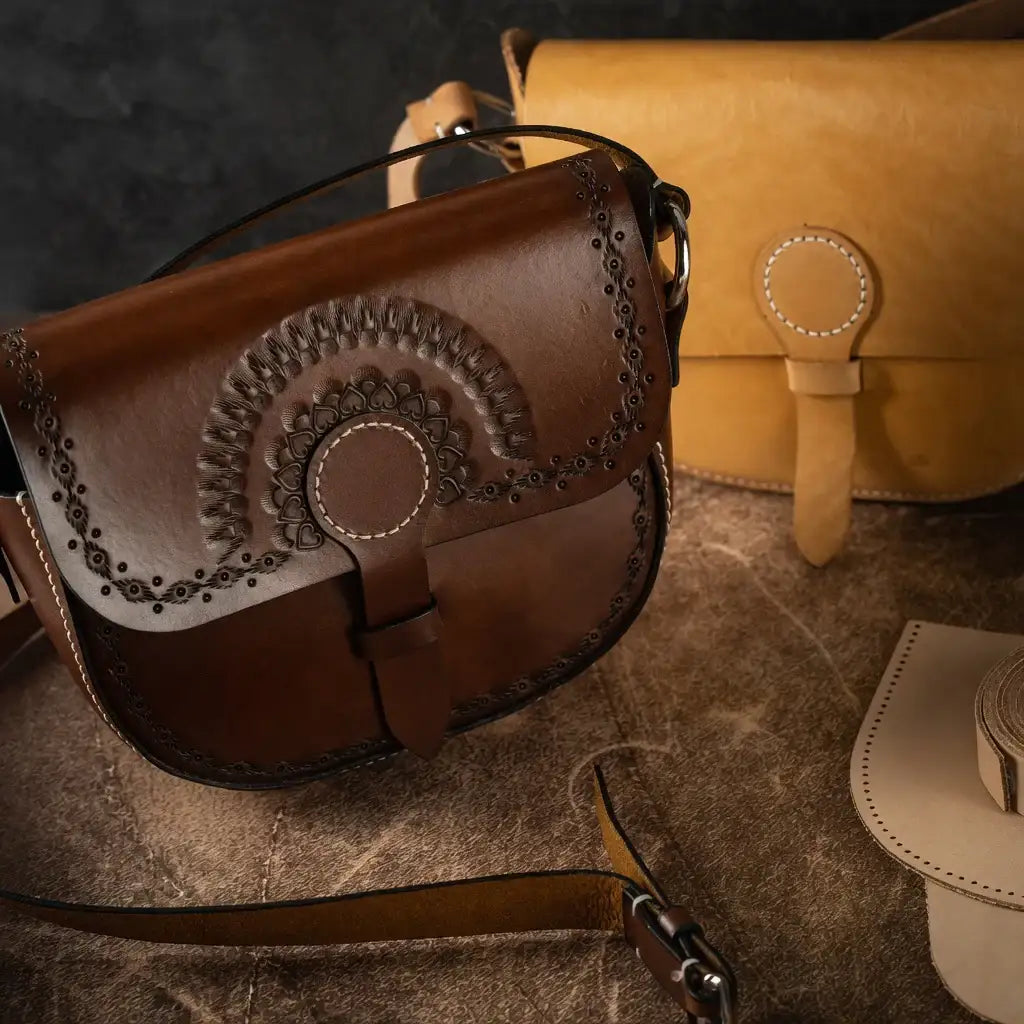 Handgefertigte braune Ledertasche mit Prägung, hochwertige Ledertaschen, Accessoires