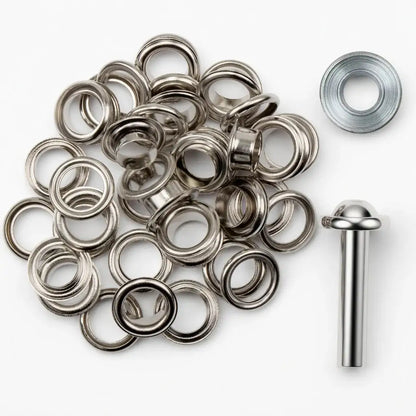 Metallösen und Werkzeug für Lederarbeiten, ideal für Handwerker und Bastler, auf weißem Hintergrund