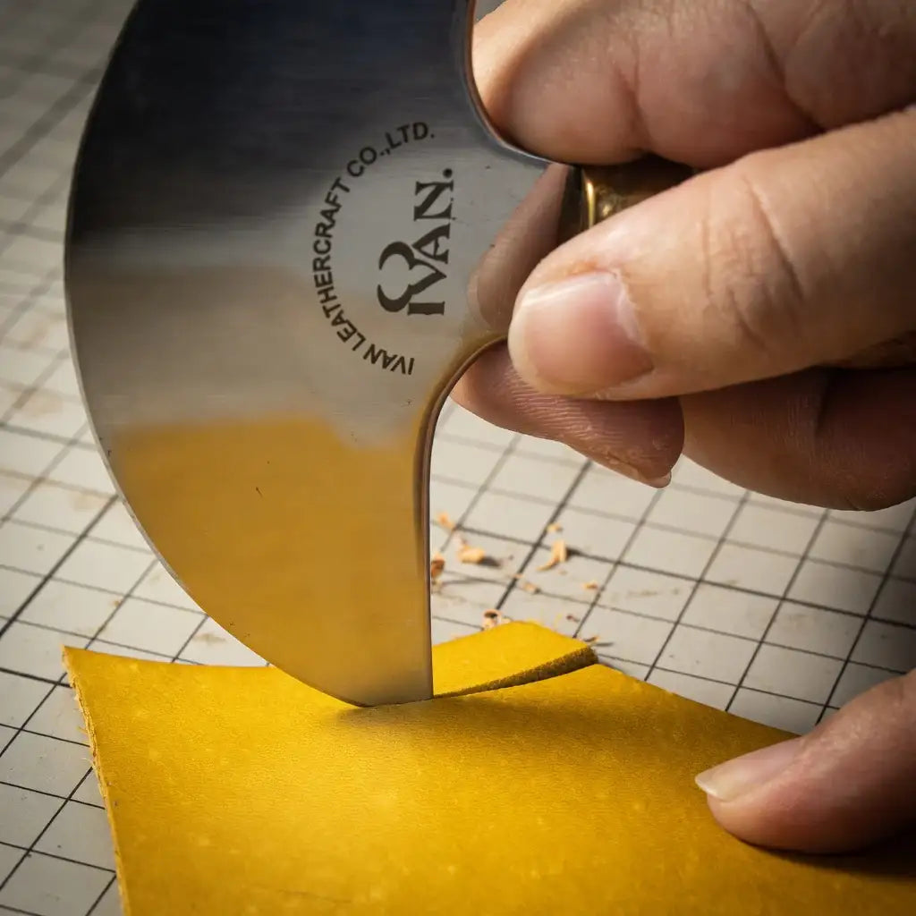 Leder schneiden mit Ivan Leathercraft Messer auf gelbem Leder