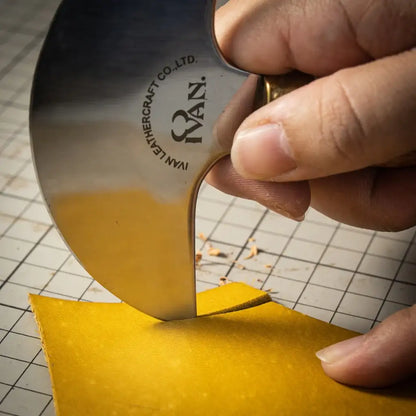 Leder schneiden mit Ivan Leathercraft Messer auf gelbem Leder