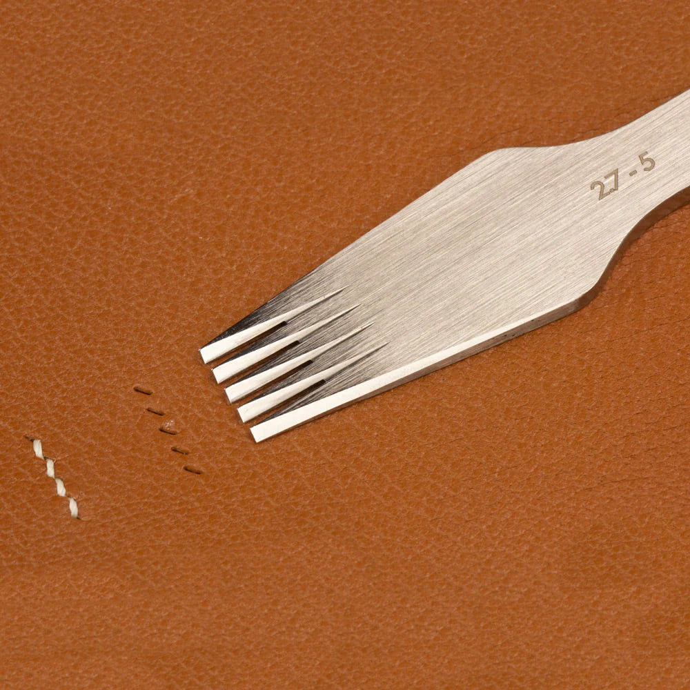 Lederwerkzeug mit Präzisionszinken auf braunem Leder, ideal für Handwerker und Bastler