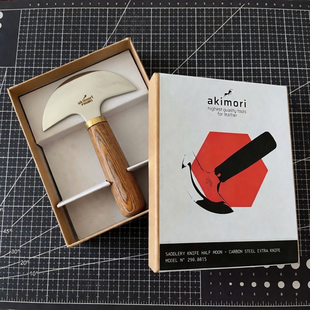 Akimori Sattlermesser Halbmond, Carbonstahl, Holzgriff – hochwertiges Lederwerkzeug in Geschenkbox