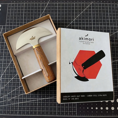 Akimori Sattlermesser Halbmond, Carbonstahl, Holzgriff – hochwertiges Lederwerkzeug in Geschenkbox