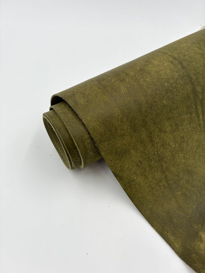 Olivgrünes Leder in Rollenform, ideal für Handwerker und Bastlerprojekte