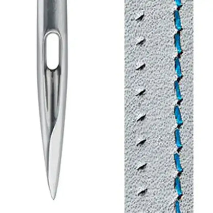 Leder-Nähnadel mit scharfer Spitze und blauer Stichnaht auf grauem Leder – ideal für Handwerker & Bastler