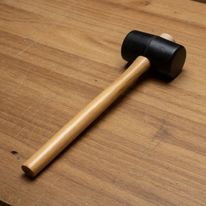 Gummihammer mit Holzgriff für Lederbearbeitung auf Holztisch