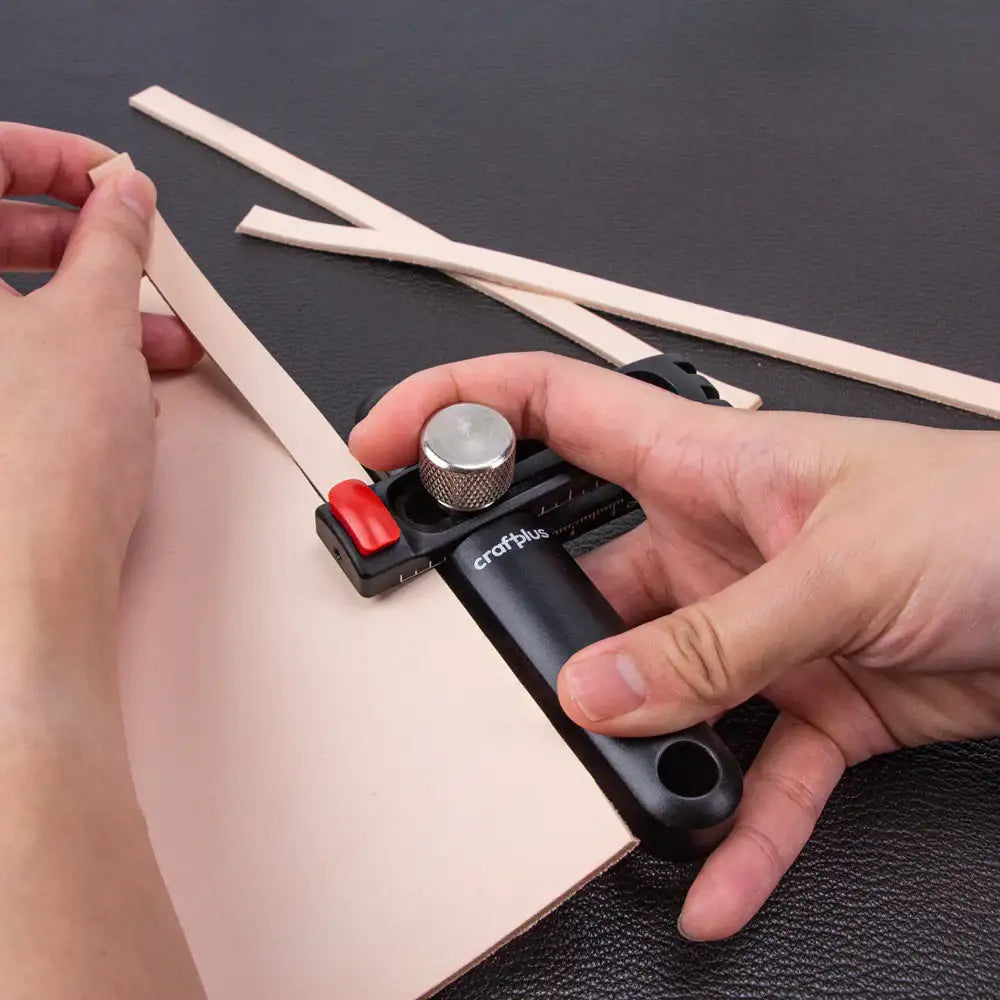 Leder schneiden mit Craftplus Werkzeug – präzise Schnitte für Lederprojekte