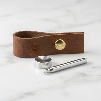 Lederwerkzeug mit braunem Lederband und Metallstift für präzise Lederbearbeitung