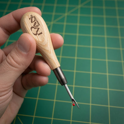 Lederwerkzeug mit Holzgriff und Metallspitze für präzise Handarbeit